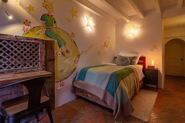 Suíte O Principezinho com cama e mural ilustrado