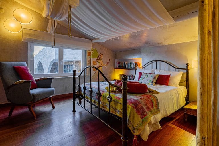 Suíte O Quebra-Nozes com cama e detalhes decorativos
