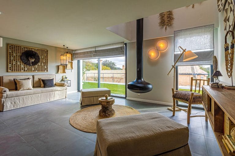 Sala de estar da Villa Estorninho Preto com vista para o jardim
