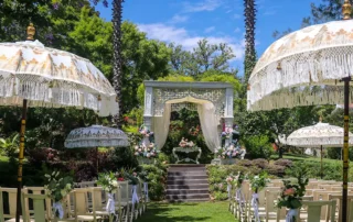 Jardim com arco de pedra e vegetação no Cerrado das Fontainhas, em Sintra.